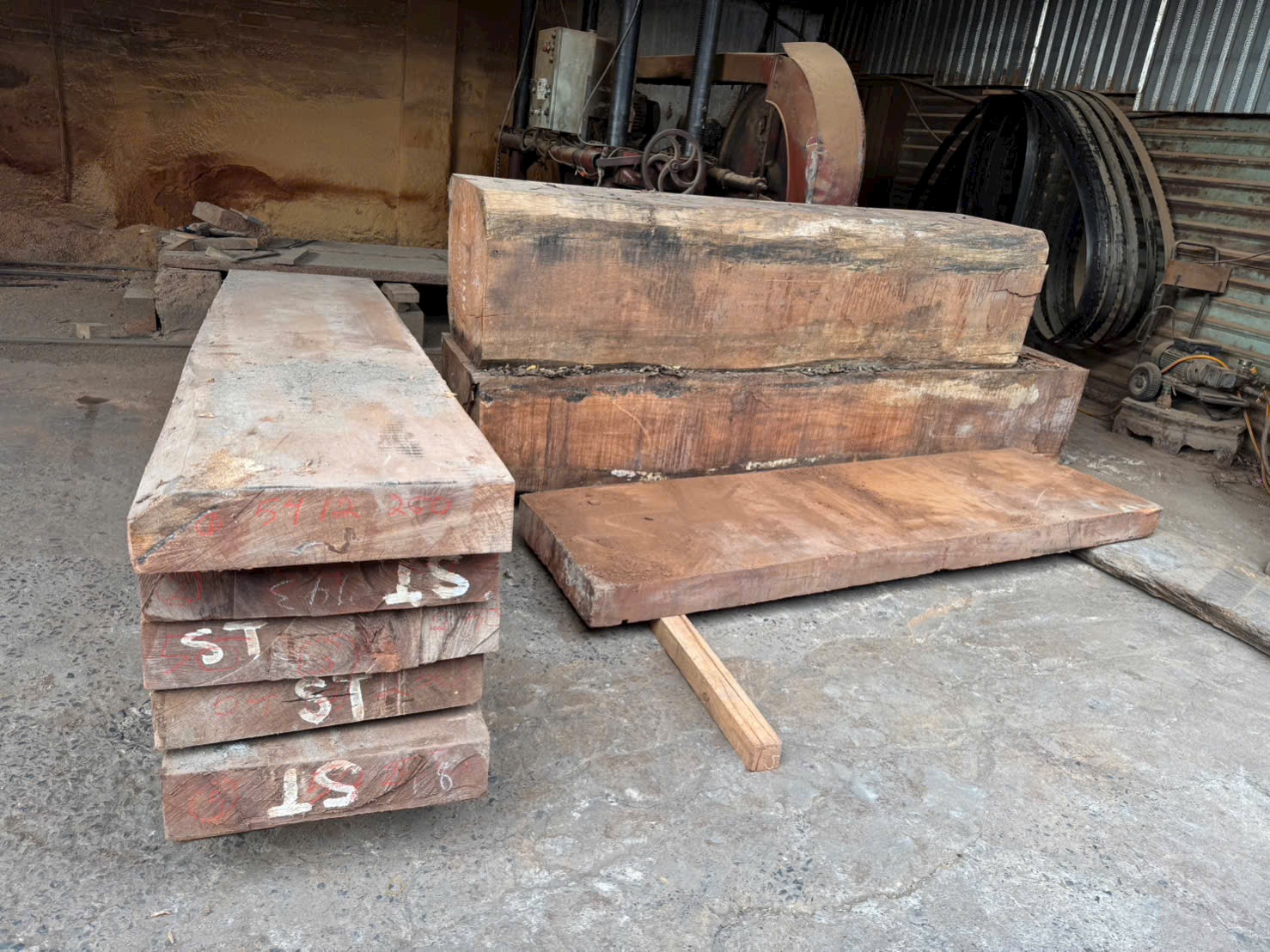 Gỗ thô tại xưởng